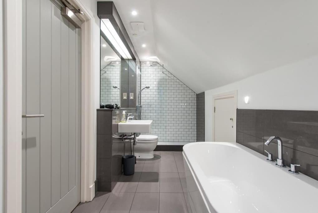 Cool Urban Apartment With Stunning Castle Views Edinburgh Dış mekan fotoğraf