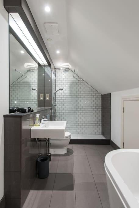 Cool Urban Apartment With Stunning Castle Views Edinburgh Dış mekan fotoğraf